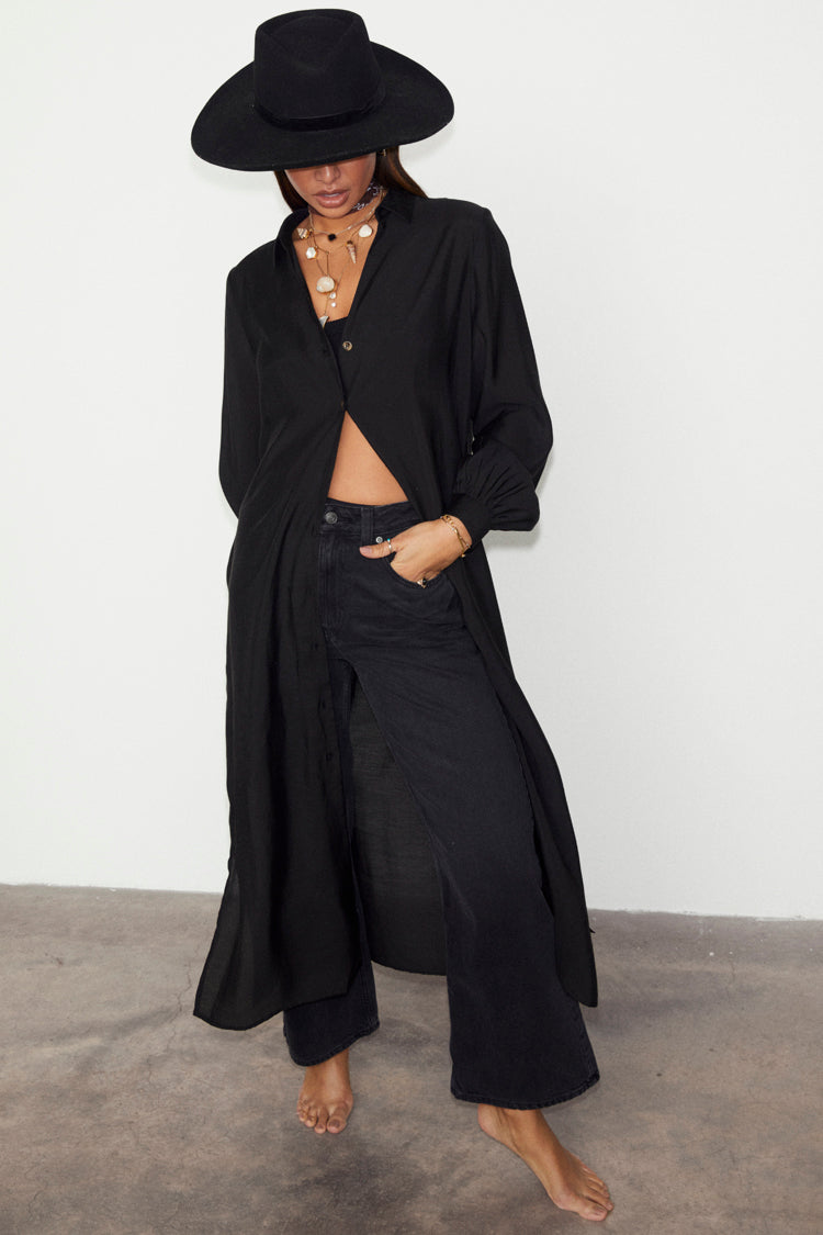caption_Model wears Black Longlined Running Wilder Miley Shirt in UK size 10/ US 6