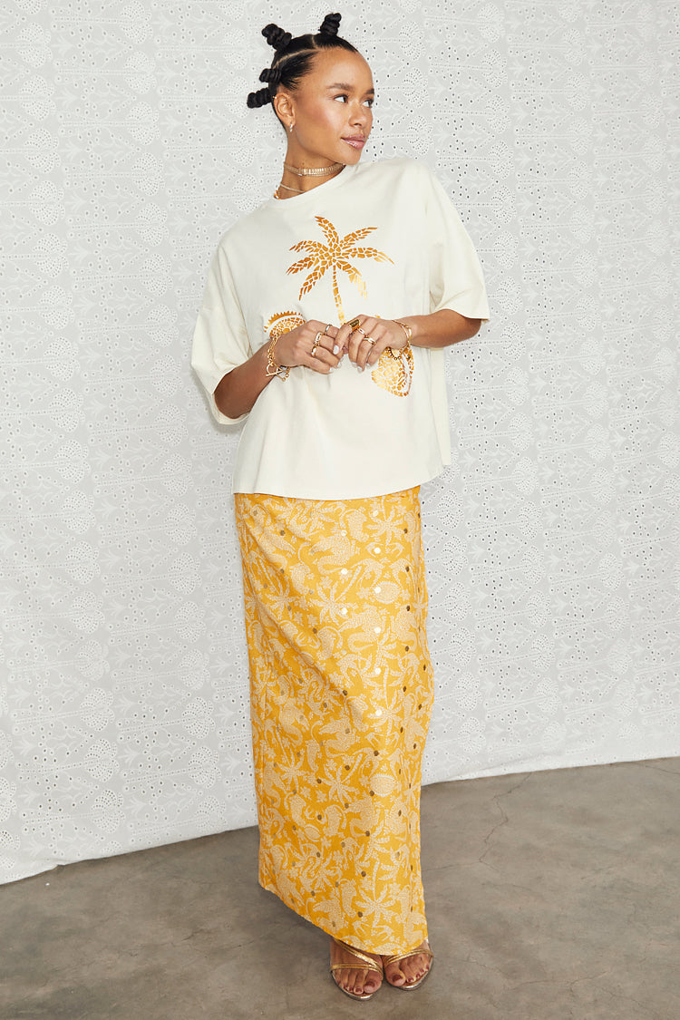  caption_Model wears Yellow Mosaic Maxi Jaspre Skirt in UK size 10/ US 6