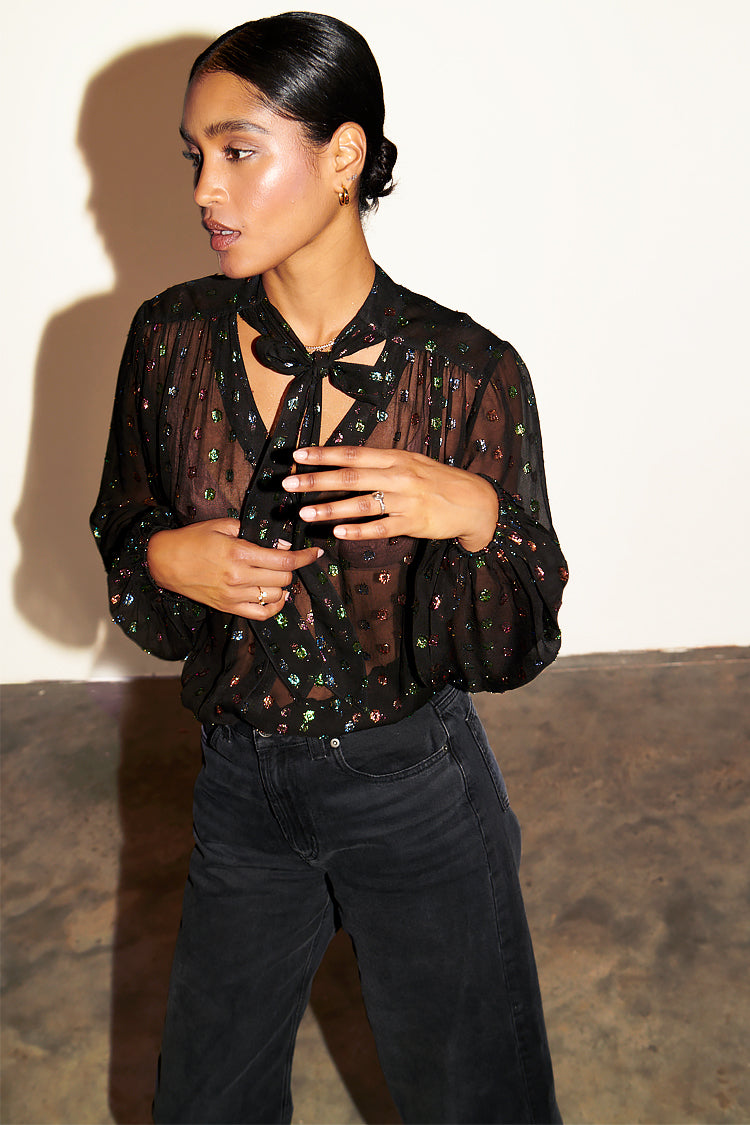 caption_Model wears Sparkle Pussy Bow Blouse in S