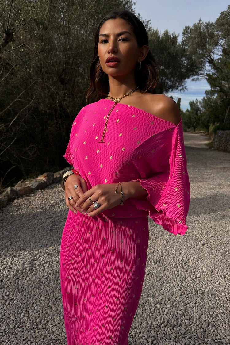 caption_Model wears  in UK size 10/ US 6