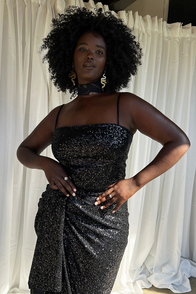 caption_Model wears Black Sequin Crop Top in UK 18 / US 14