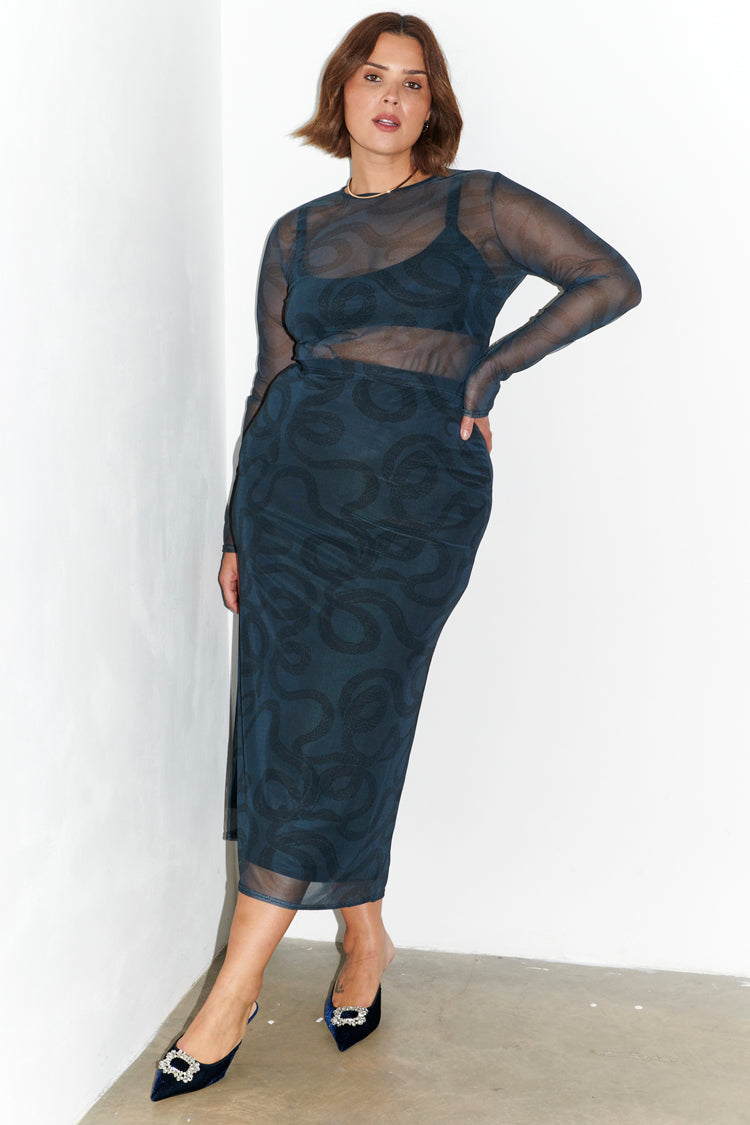 caption_Model wears Snake Mesh Skirt in UK 18/ US 14