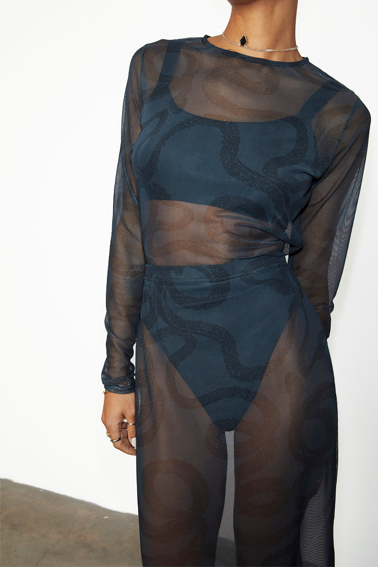 caption_Model wears Snake Mesh Skirt in UK size 10/ US 6