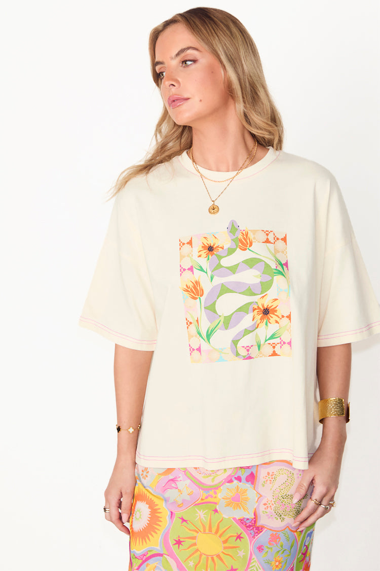 caption_Model wears Cream Abstract Snake T-shirt  in UK size 10/ US 6