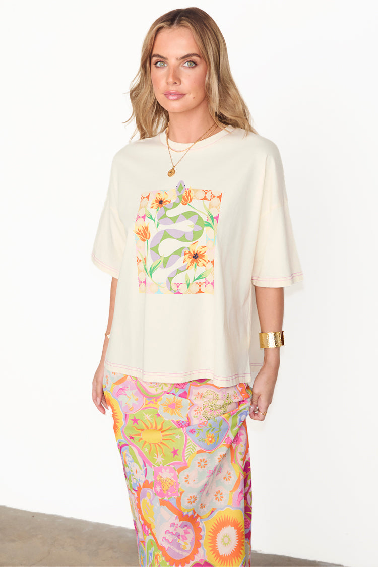 caption_Model wears Cream Abstract Snake T-shirt  in UK size 10/ US 6