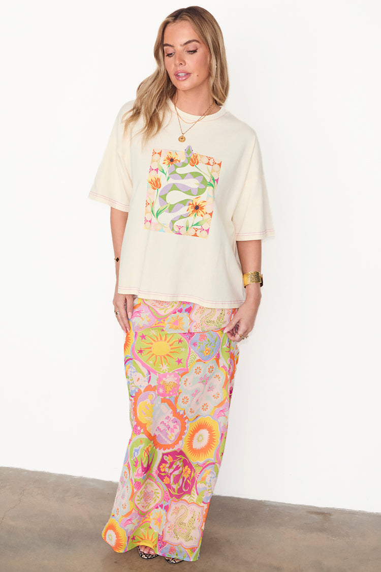 caption_Model wears Cream Abstract Snake T-shirt  in UK size 10/ US 6