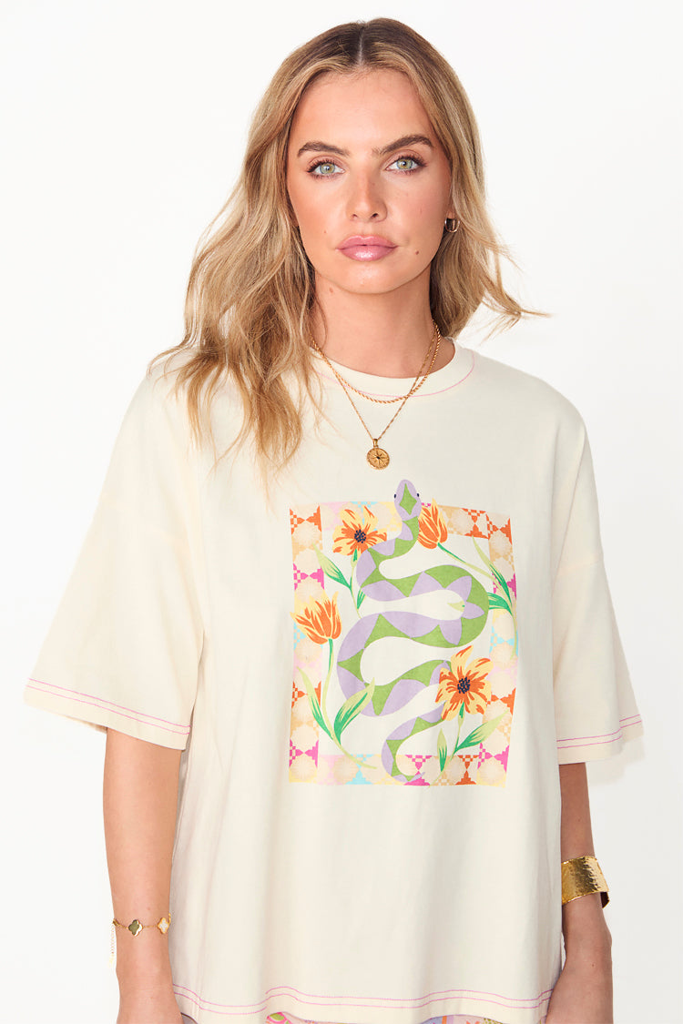 caption_Model wears Cream Abstract Snake T-shirt  in UK size 10/ US 6