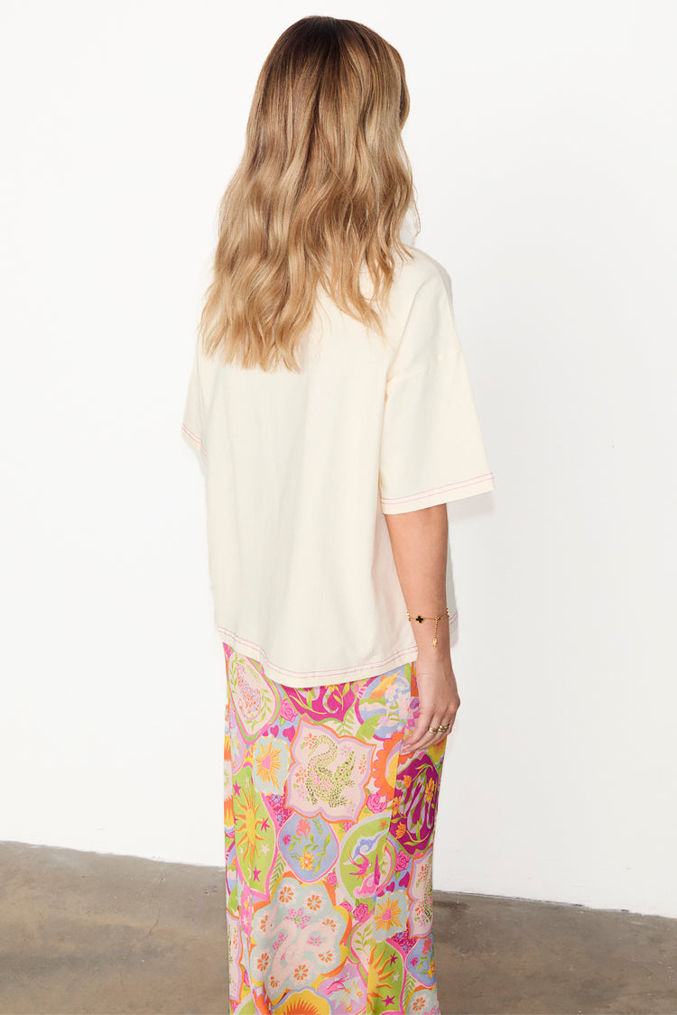 caption_Model wears Cream Abstract Snake T-shirt  in UK size 10/ US 6