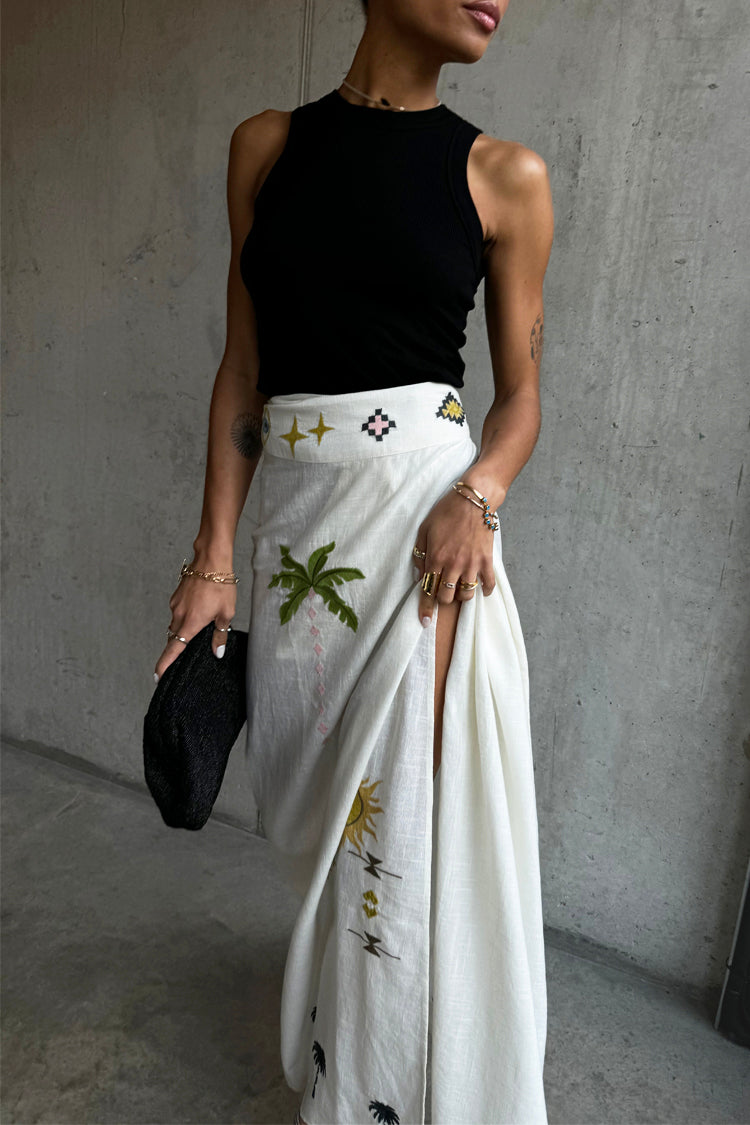  caption_Model wears Cream Sahara Jaspre Skirt in UK size 10/ US 6
