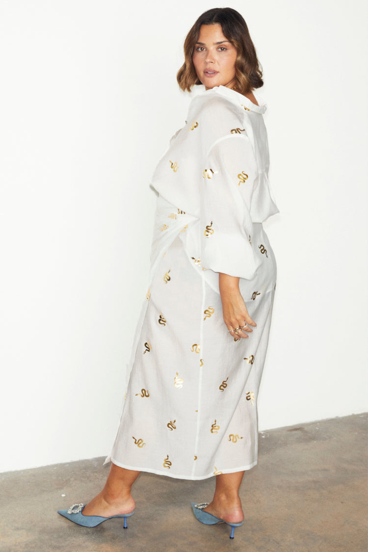 caption_Model wears  Gold Snake Jaspre Wrap Skirt in UK size 18 / US 14