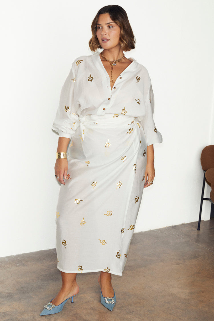 caption_Model wears  Gold Snake Jaspre Wrap Skirt in UK size 18 / US 14