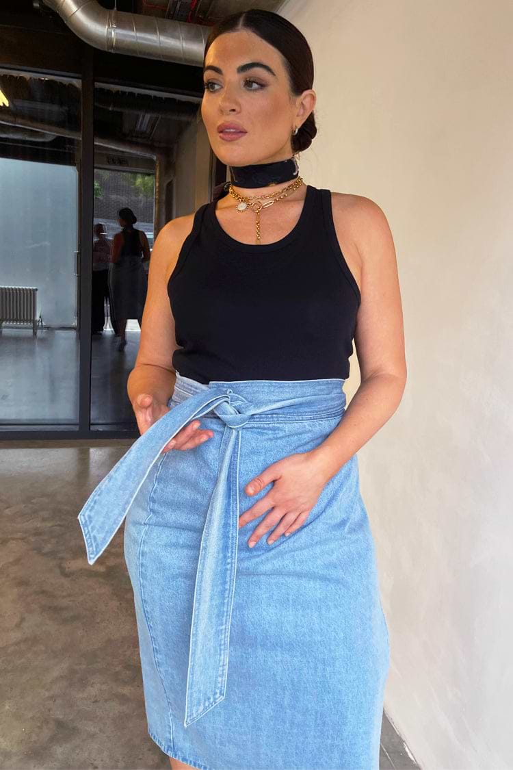 caption_Model wears Denim Jaspre Skirt in UK size 18 / US 14 