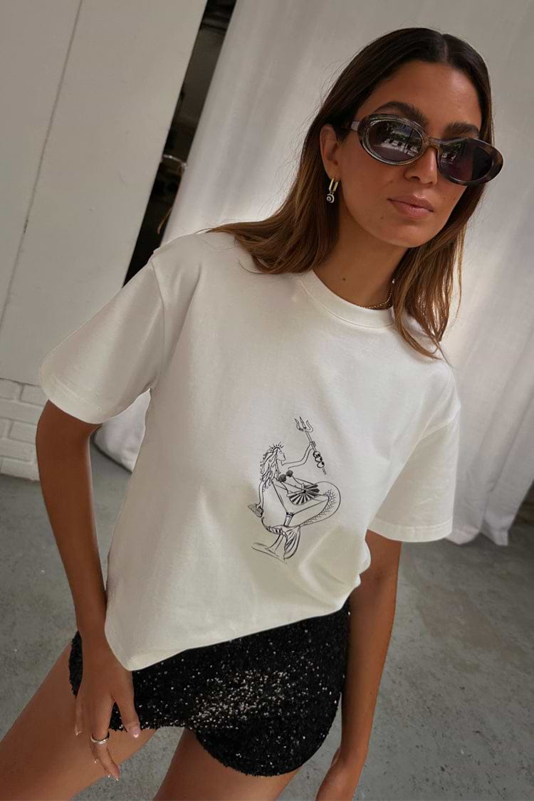 caption_Model wears Mermaid Cocktail T-Shirt in size M