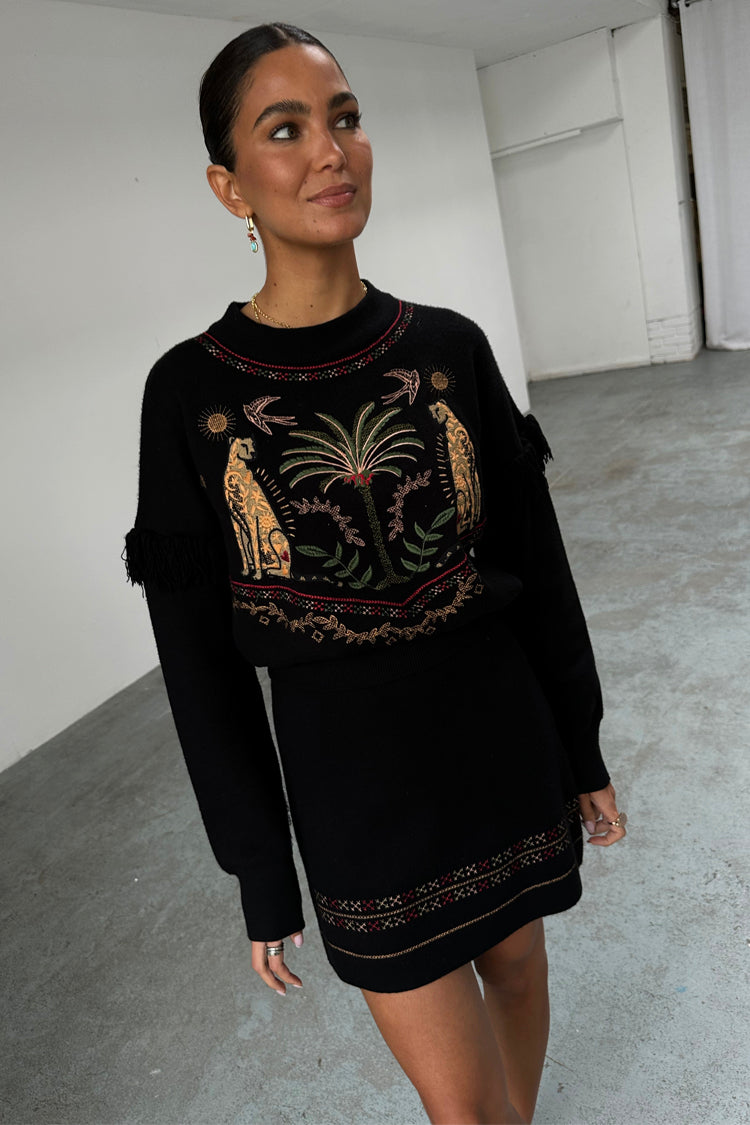 caption_Model wears Black Running Wilder Copenhagen Jumper in UK size 10/ US 6