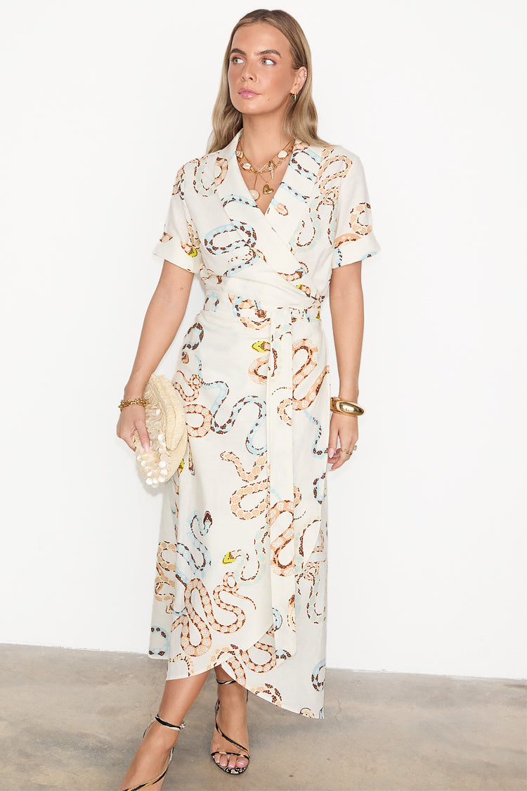 caption_Model wears Cotton Linen Snake Brooklyn Dress in UK size 10/ US 6
