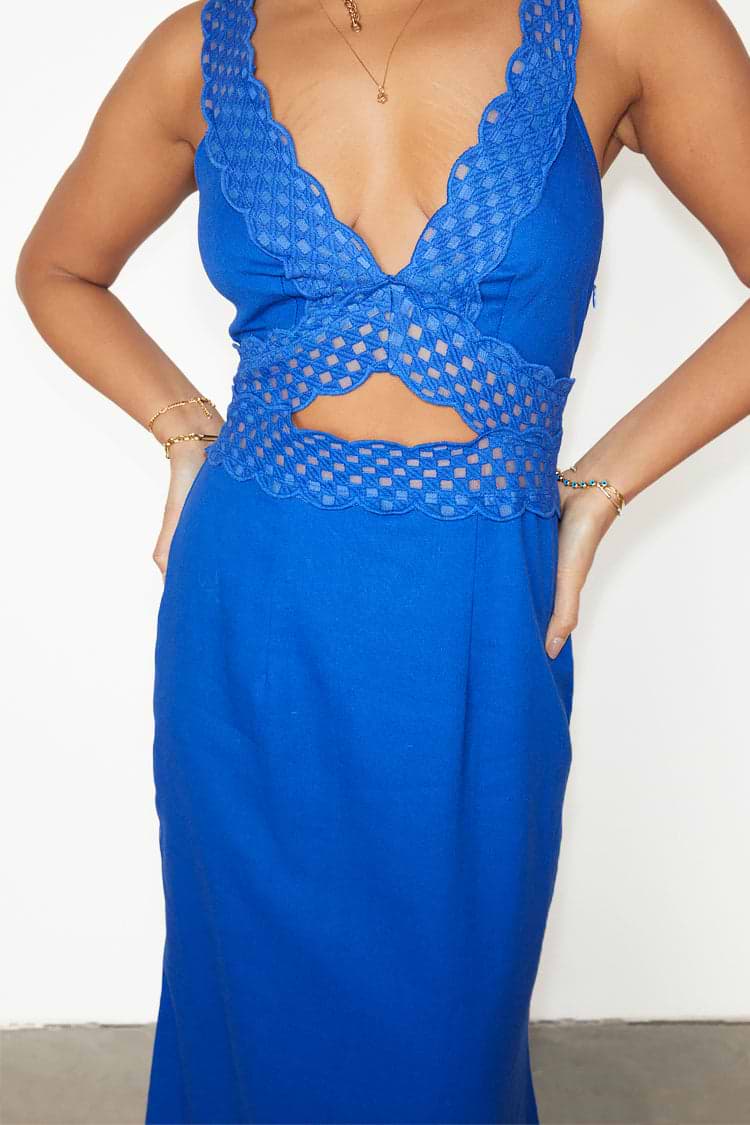 caption_Model wears Blue Linen Mimi Dress in UK Size 10/ US 6
