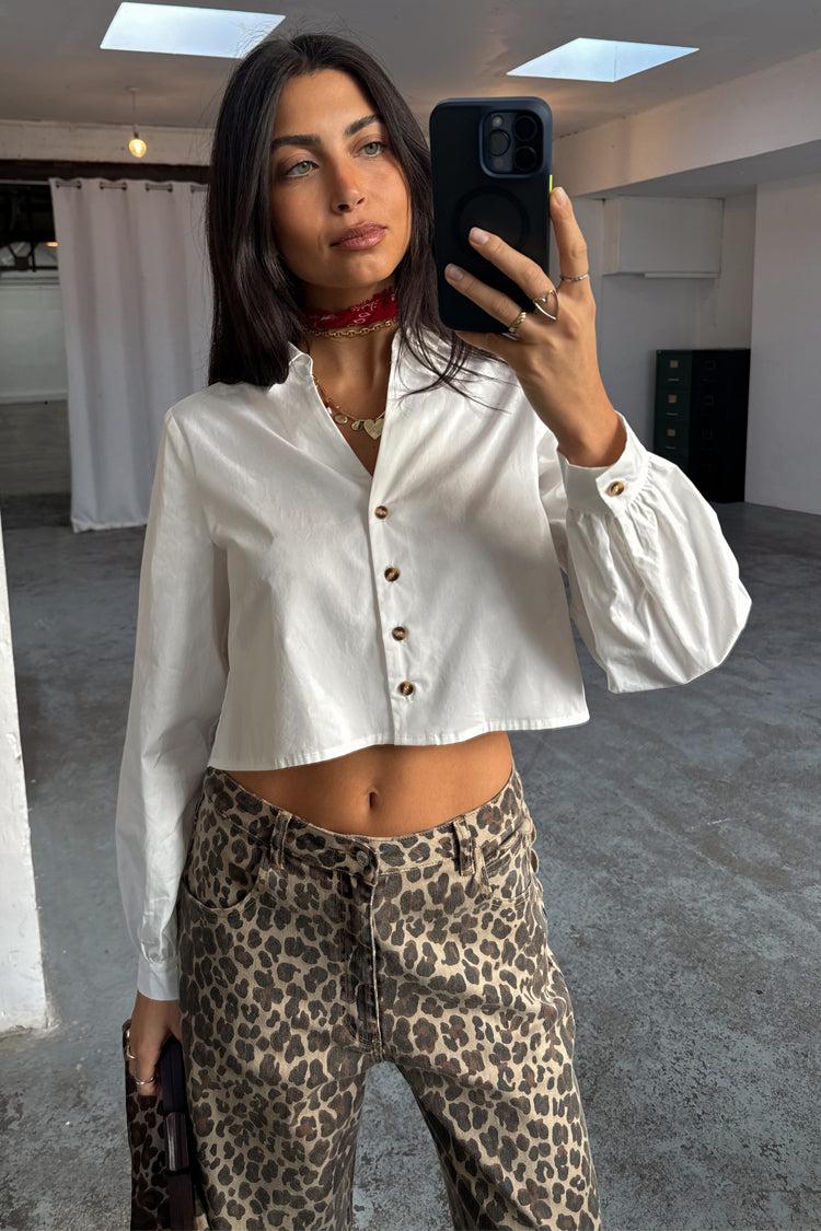 caption_Model wears  White Cropped Cotton Miley Shirt in UK size 8/ US 4