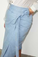 Thumbnail for caption_Model wears Denim Jaspre Skirt in UK size 18 / US 14 