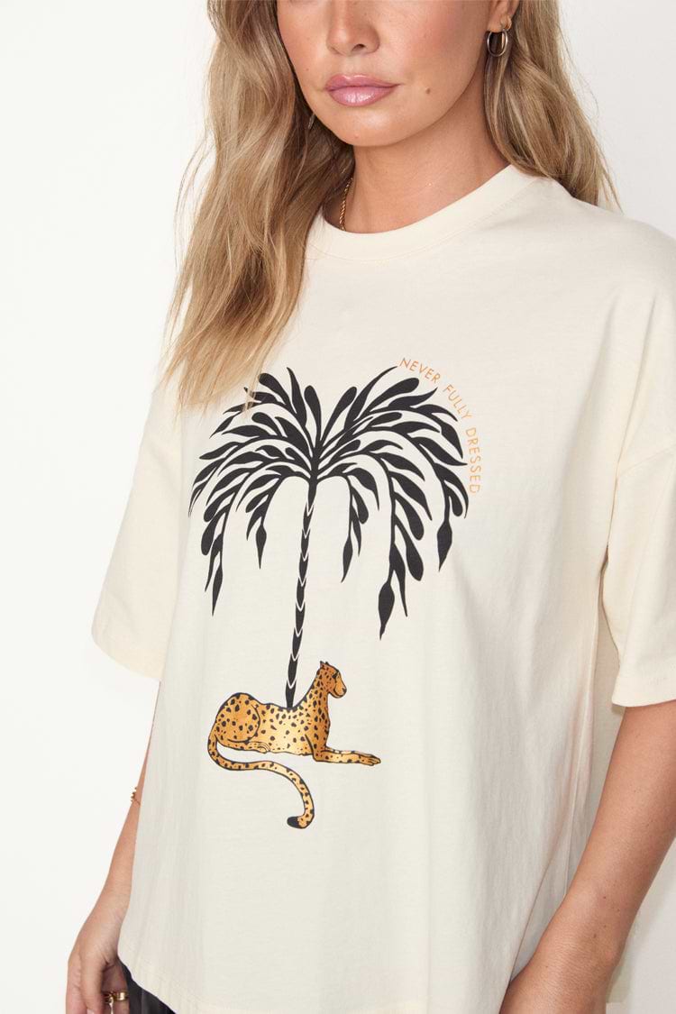 caption_Model wears Cream Desert Paradise T-Shirt  in UK size 10/ US 6