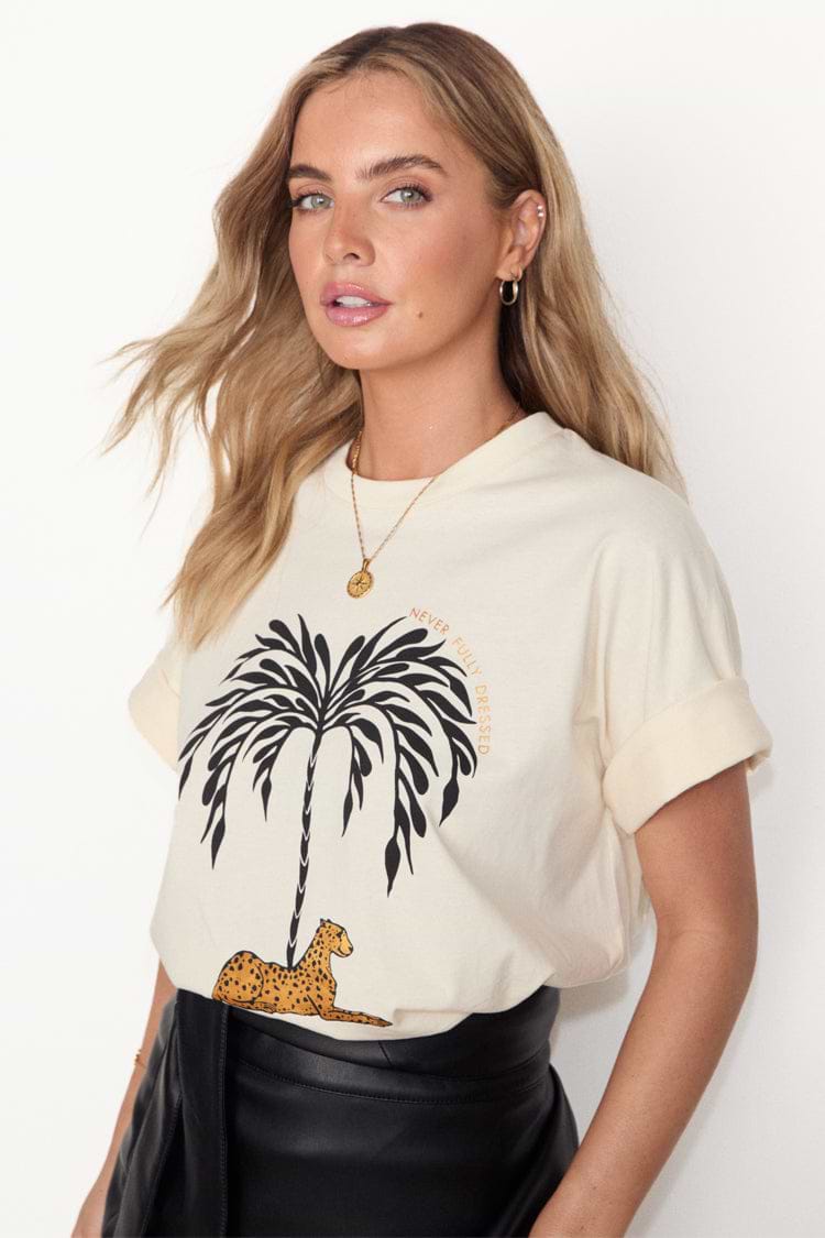caption_Model wears Cream Desert Paradise T-Shirt  in UK size 10/ US 6