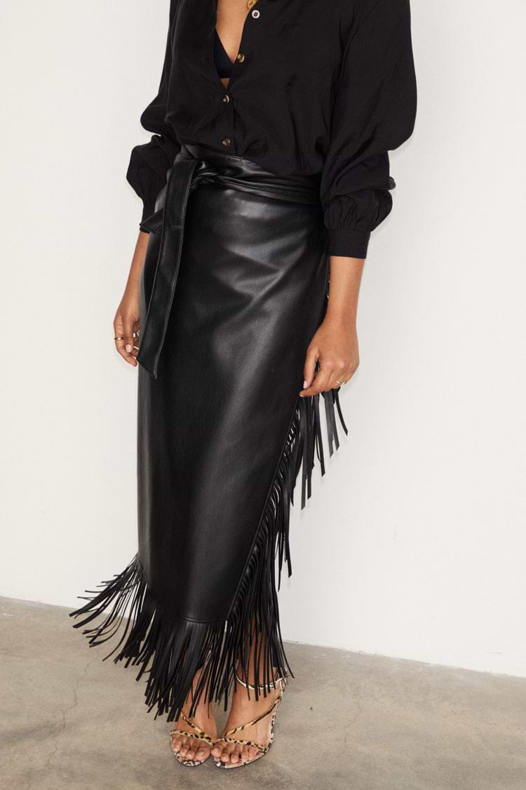 caption_Model wears Black Vegan Leather Fringe Jaspre Skirt in UK size 10/ US 6