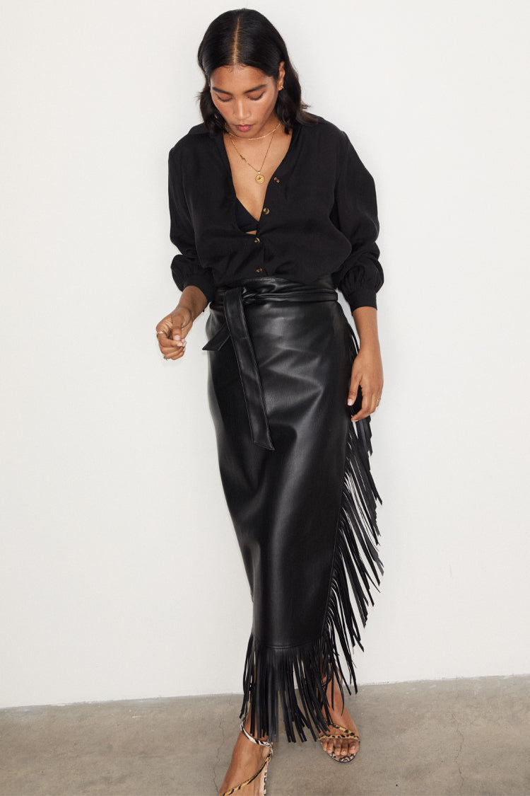 caption_Model wears Black Vegan Leather Fringe Jaspre Skirt in UK size 10/ US 6