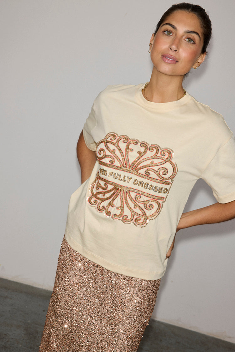 caption_Model wears Cream Beaded Logo T-shirt in size M