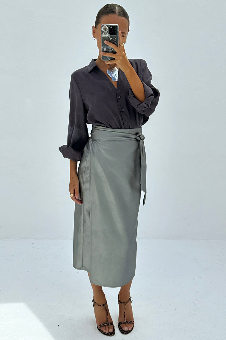 caption_Model wears Gunmetal Vegan Leather Jaspre Skirt in UK size 8/ US 4