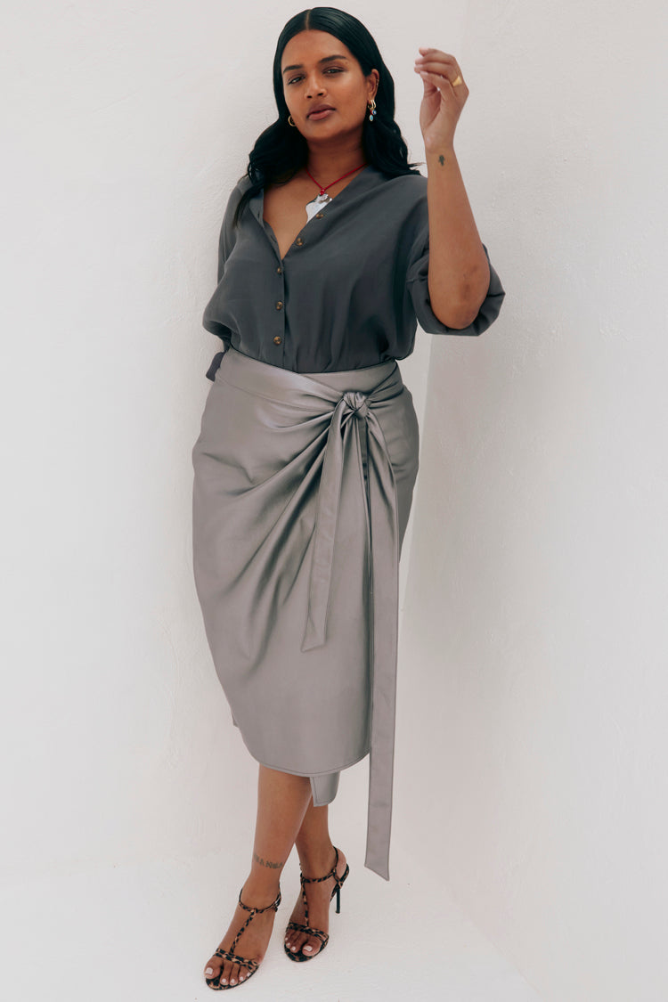 caption_Model wears Gunmetal Vegan Leather Jaspre Skirt in UK size 16/ US 12