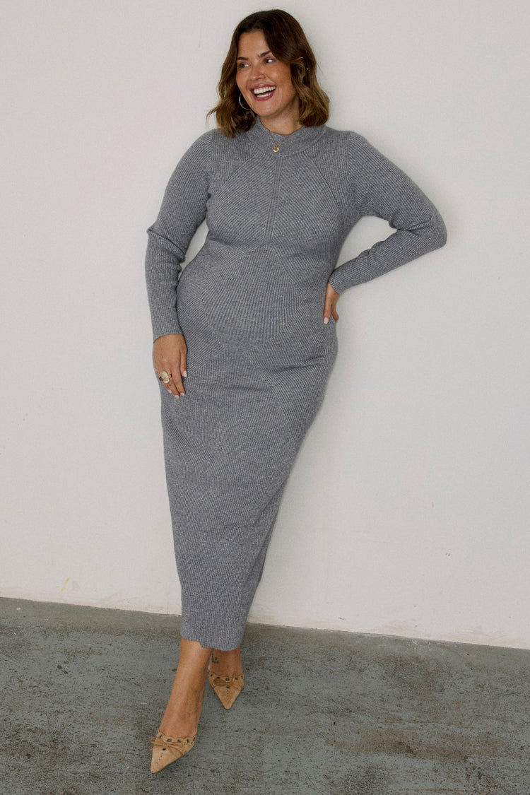 caption_Model wears Gunmetal Rib Knit Suki Dress in size XL