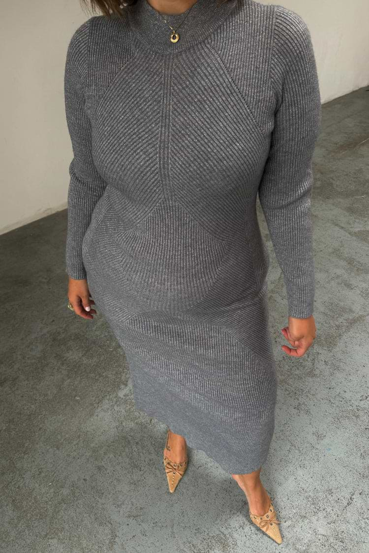 caption_Model wears Gunmetal Rib Knit Suki Dress in size XL