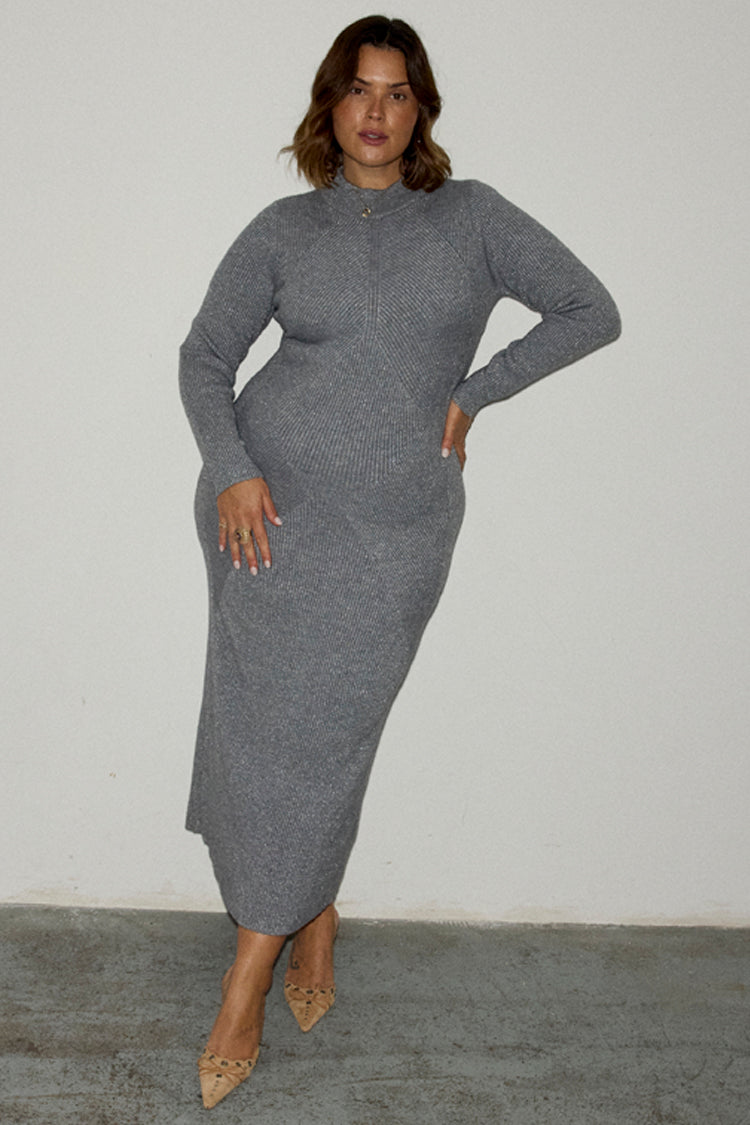 caption_Model wears Gunmetal Rib Knit Suki Dress in size XL