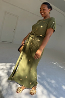 Thumbnail for caption_Model is 5ft6” and wears size L