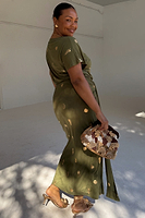 Thumbnail for caption_Model is 5ft6” and wears size L