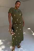Thumbnail for caption_Model is 5ft6” and wears size L