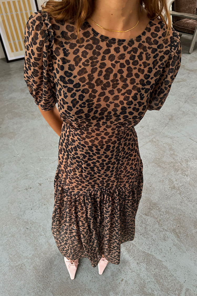 caption_Model wears Leopard Lucia Dress in UK size 8/ US 4