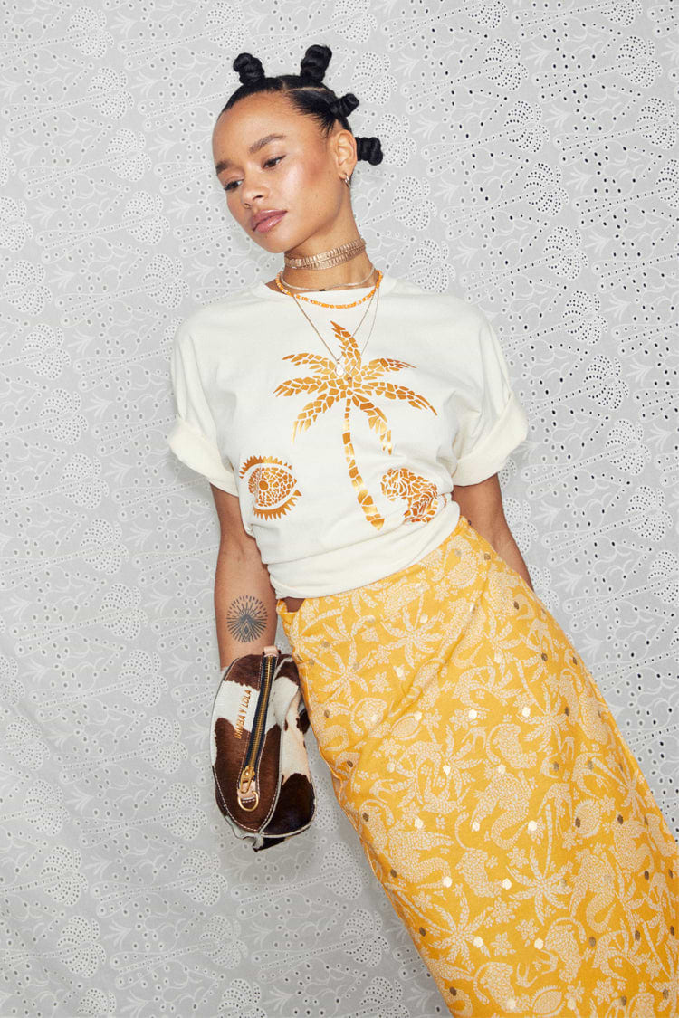 caption_Model wears Cream and Gold Mosaic Leopard T-Shirt in UK size 10/ US 6