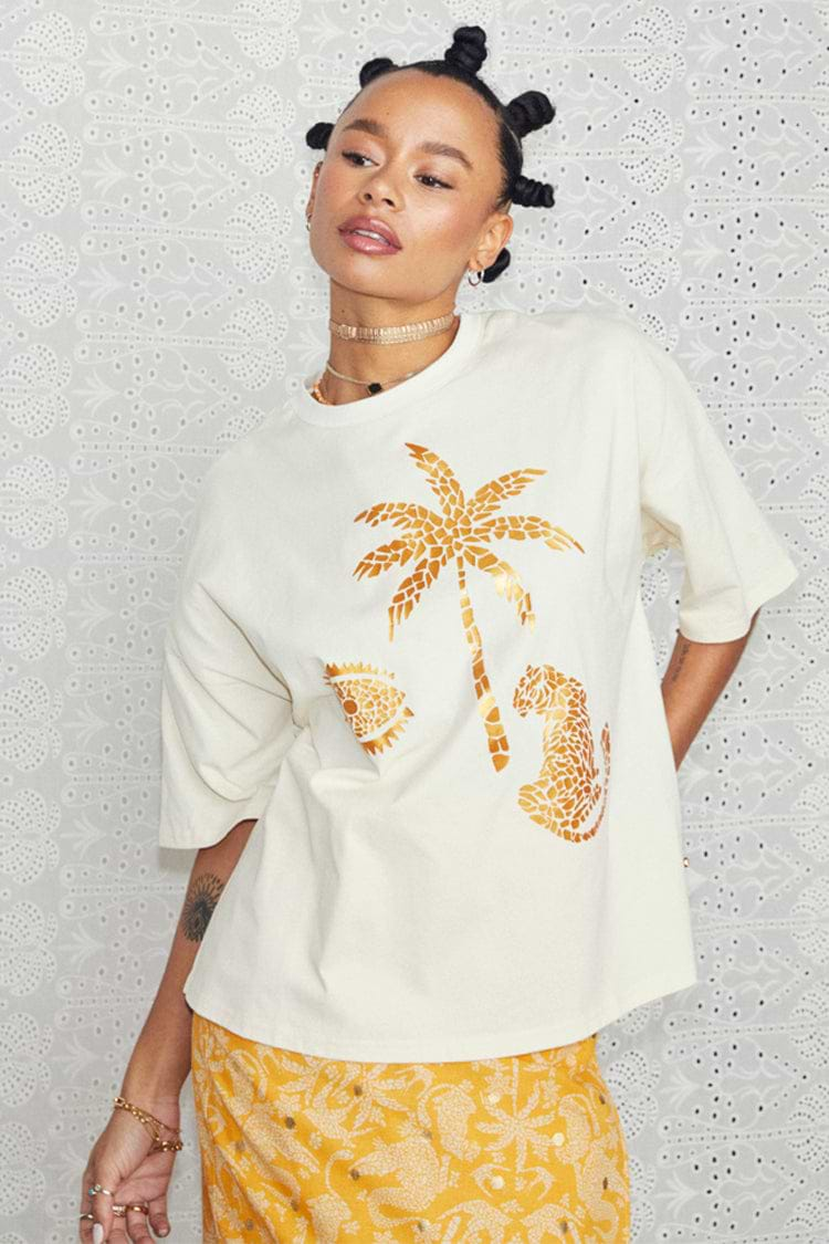 caption_Model wears Cream and Gold Mosaic Leopard T-Shirt in UK size 10/ US 6