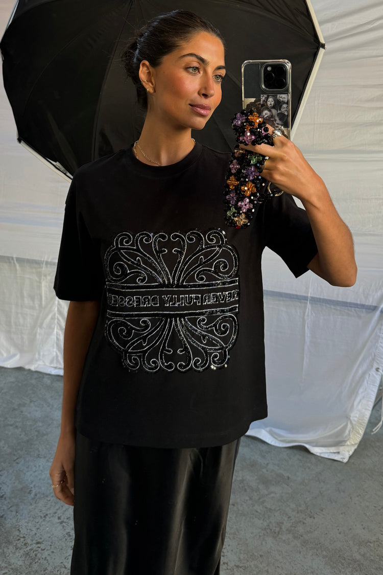 caption_Model wears Black Beaded Logo T-shirt in size M