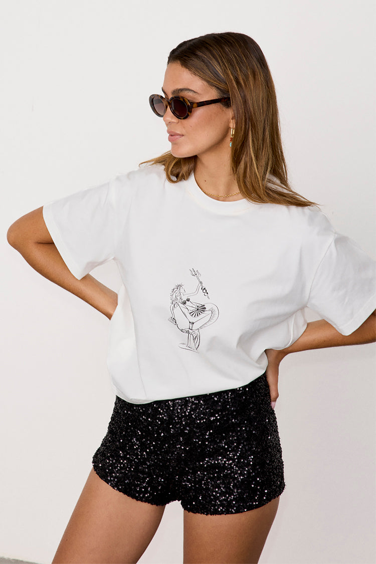 caption_Model wears Mermaid Cocktail T-Shirt in size M