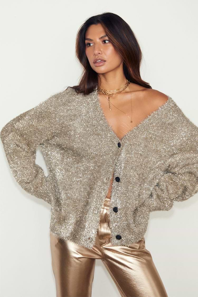 caption_Model wears Metallic Knit Cardigan in size M