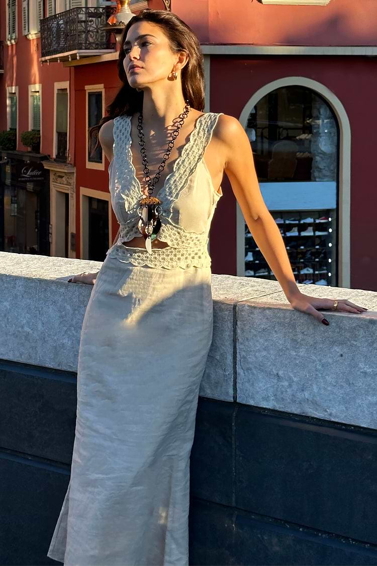 caption_Model wears Stone Linen Mimi Dress in UK size 10/ US 6