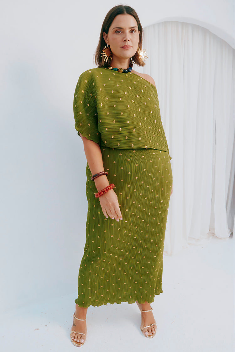 caption_Model wears Olive Tilly Dress in UK size 18/ US 14