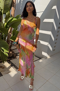 Thumbnail for caption_Model is 5ft7” and wears UK size 8/ US 4