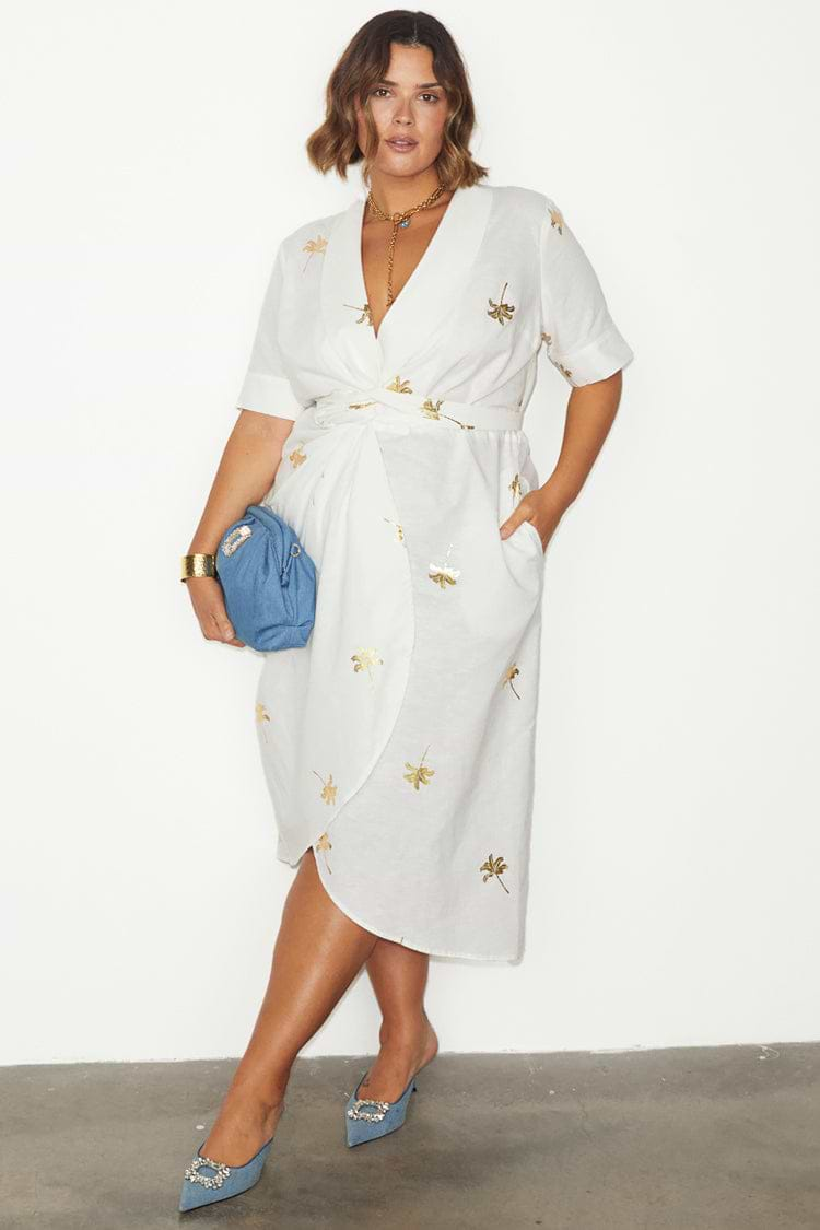 caption_Model wears White Cotton Linen Brooklyn Dress With Gold Fleck in UK size 18/ US 14