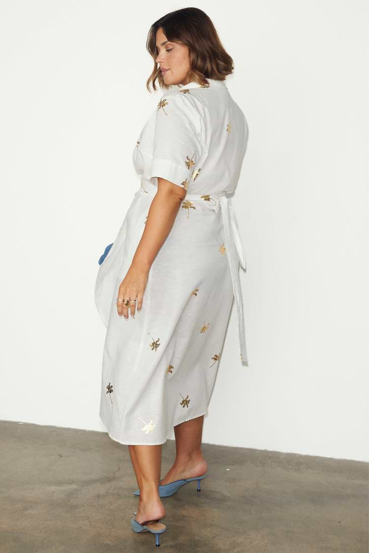 caption_Model wears White Cotton Linen Brooklyn Dress With Gold Fleck in UK size 18/ US 14