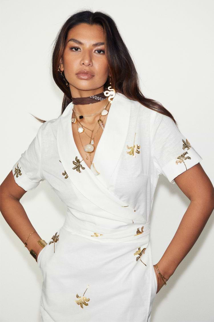 caption_Model wears White Cotton Linen Brooklyn Dress With Gold Fleck in UK size 10/ US 6