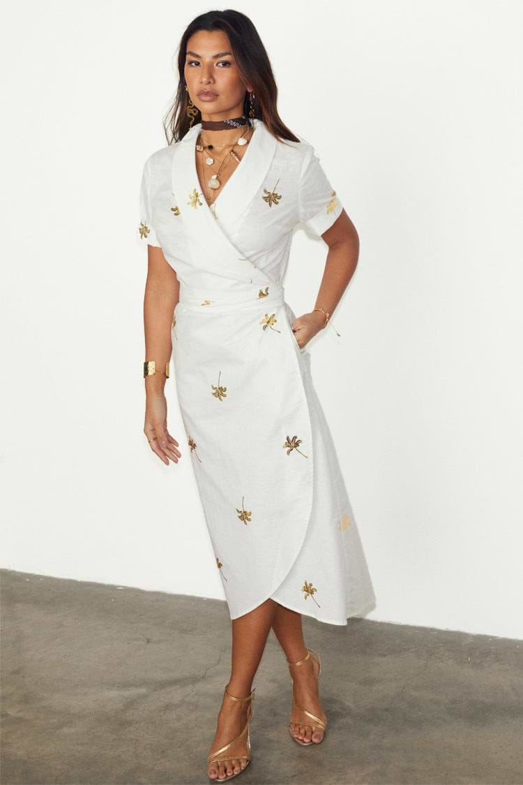 caption_Model wears White Cotton Linen Brooklyn Dress With Gold Fleck in UK size 10/ US 6