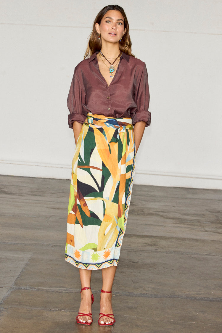 caption_Model wears Palm Leaf Jaspre Skirt in UK size 10/ US 6