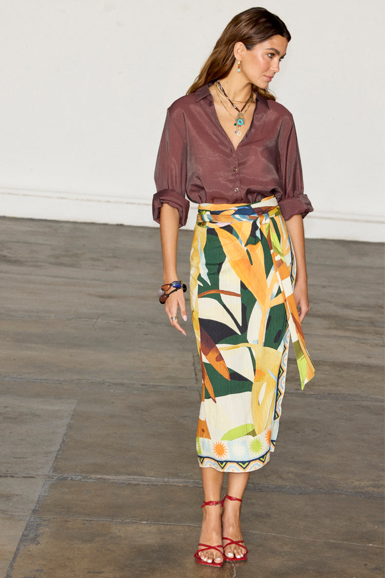 caption_Model wears Palm Leaf Jaspre Skirt in UK size 10/ US 6